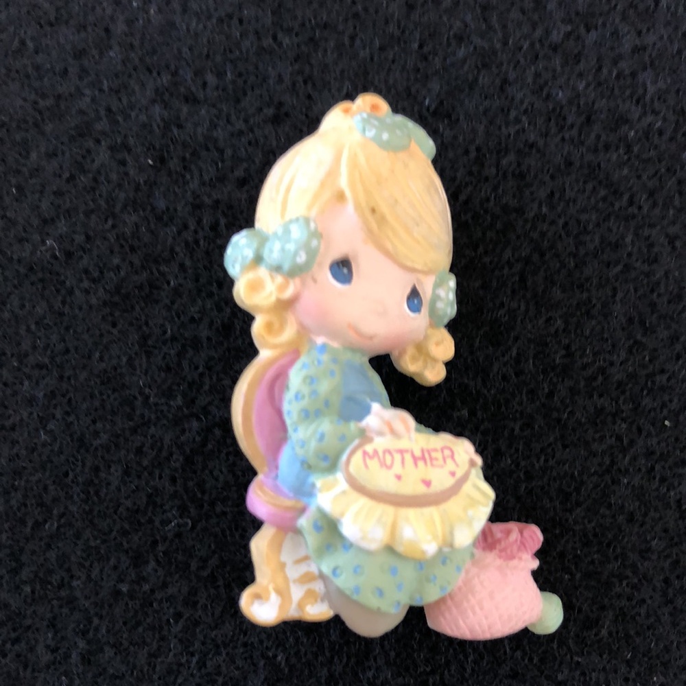 Precious Moments 
2000 PMI MOTHER Brooch Pin
Vintage - EUC